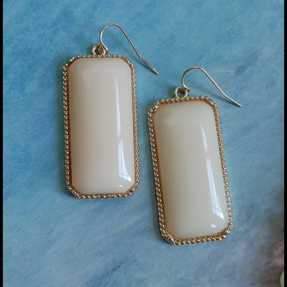 Stony Multi Strand Bead w/ Flowers & Earrings - Picture 4 of 5